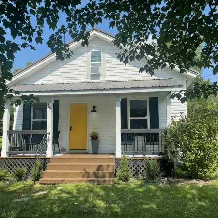 Modern 3Bed 2Bath, Short Drive to Rrg, Walk to Stores and Restaurants! So Clean!