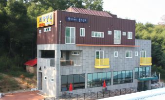 Andong Poong-Gyung Hostel n Library