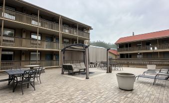 Days Inn & Suites by Wyndham Downtown Gatlinburg Parkway