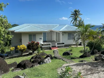 Tradewinds- quiet home overlooking the ocean  호텔