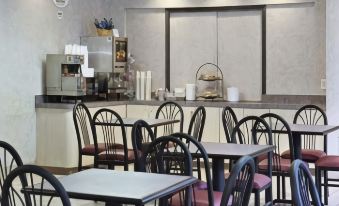 Super 8 by Wyndham Garland North Dallas Area - Housity