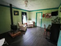 Old Fashioned 1930s Country Cottage Retreat in Plantersville - Near TX Ren Fest Hoteles en Condado de Grimes