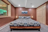 NEW 4-bedroom home, private, hot tub, fenced yard, pet friendly