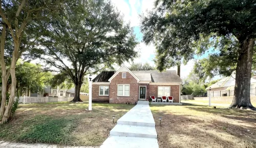 BEE in BRENHAM Holiday Cottage - Premium location walking distance to downtown