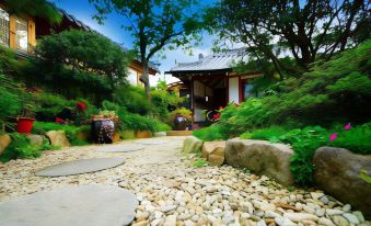 Jeonju Hanok Village Beautiful Garden House