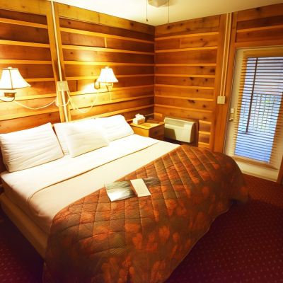 Itty-Bitty King Room in Poplar Lodge (Motel)