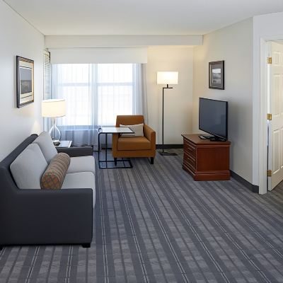 Suite, 2 Bedrooms (Mobility/Hearing Access, Roll-in Shwr)