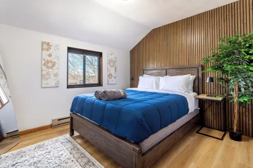 Modern Rustic Lodge! 2 min. walk to Ski Slopes, 6TVs, Linens, WiFi, A/C, Firepit