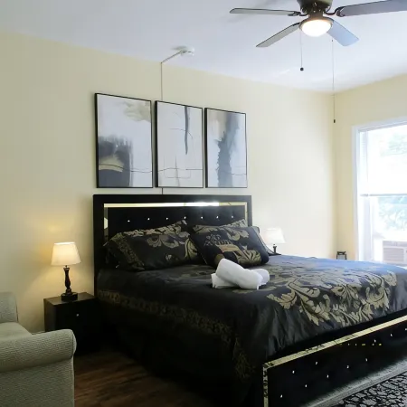 Spacious Downtown Frederick, 3 BR, Full Kitchen Off Street Parking Отели в г. Фредерик