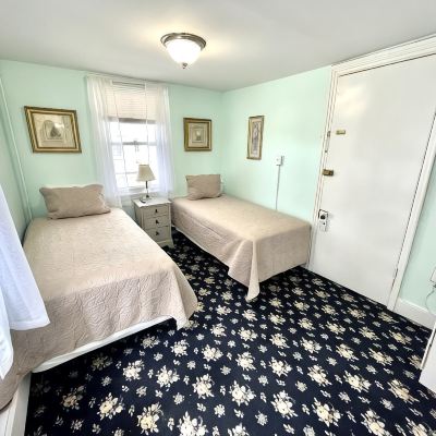 Standard Twin Room Quaker Inn Promo Code