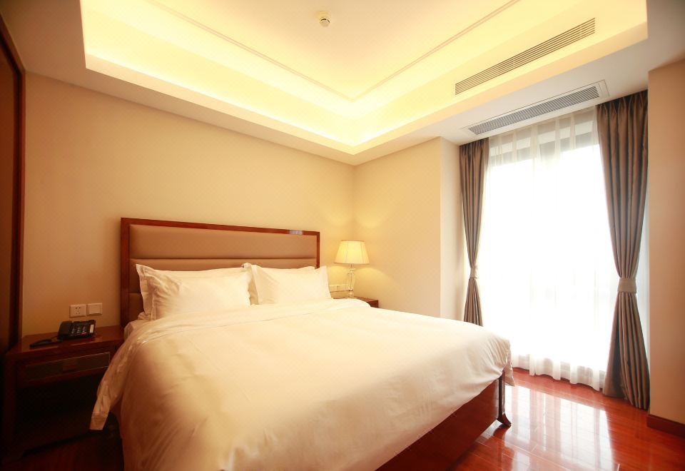 高级大床房（乳胶床垫+阳台+晾衣杆+小冰箱）