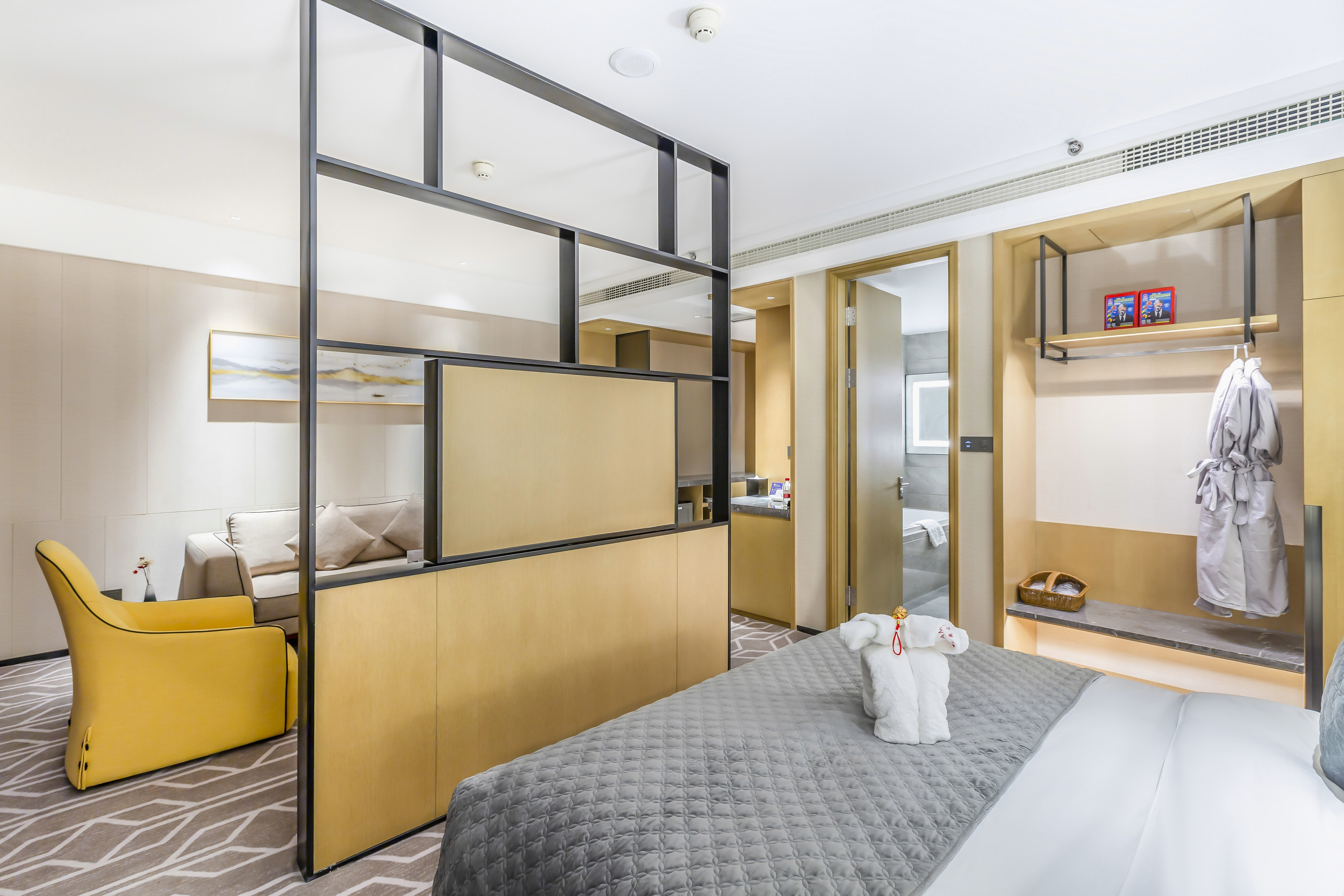 行政大床房（水系花园景观+80支贡缎床品+金可儿床垫）