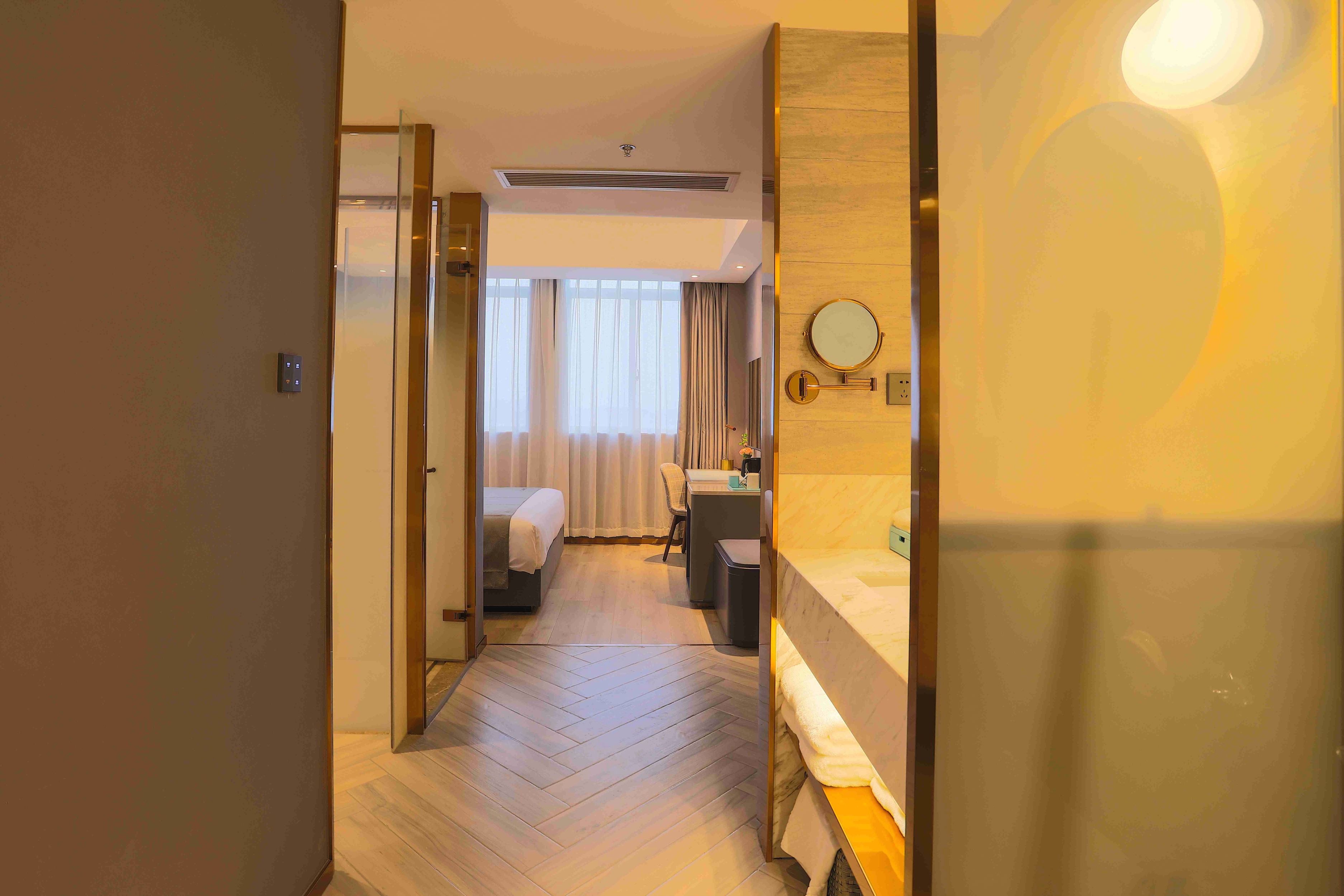 兰艺大床房（全屋智能语音控制+小冰箱）