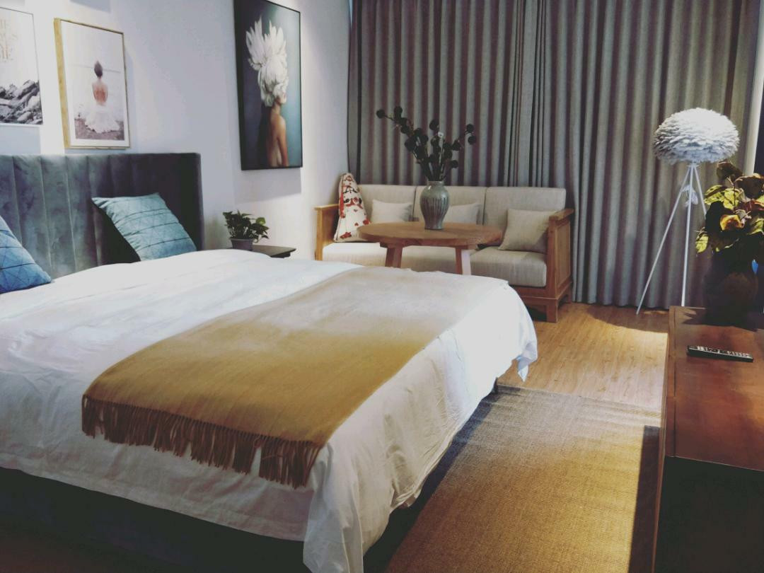 自然湖景大床房