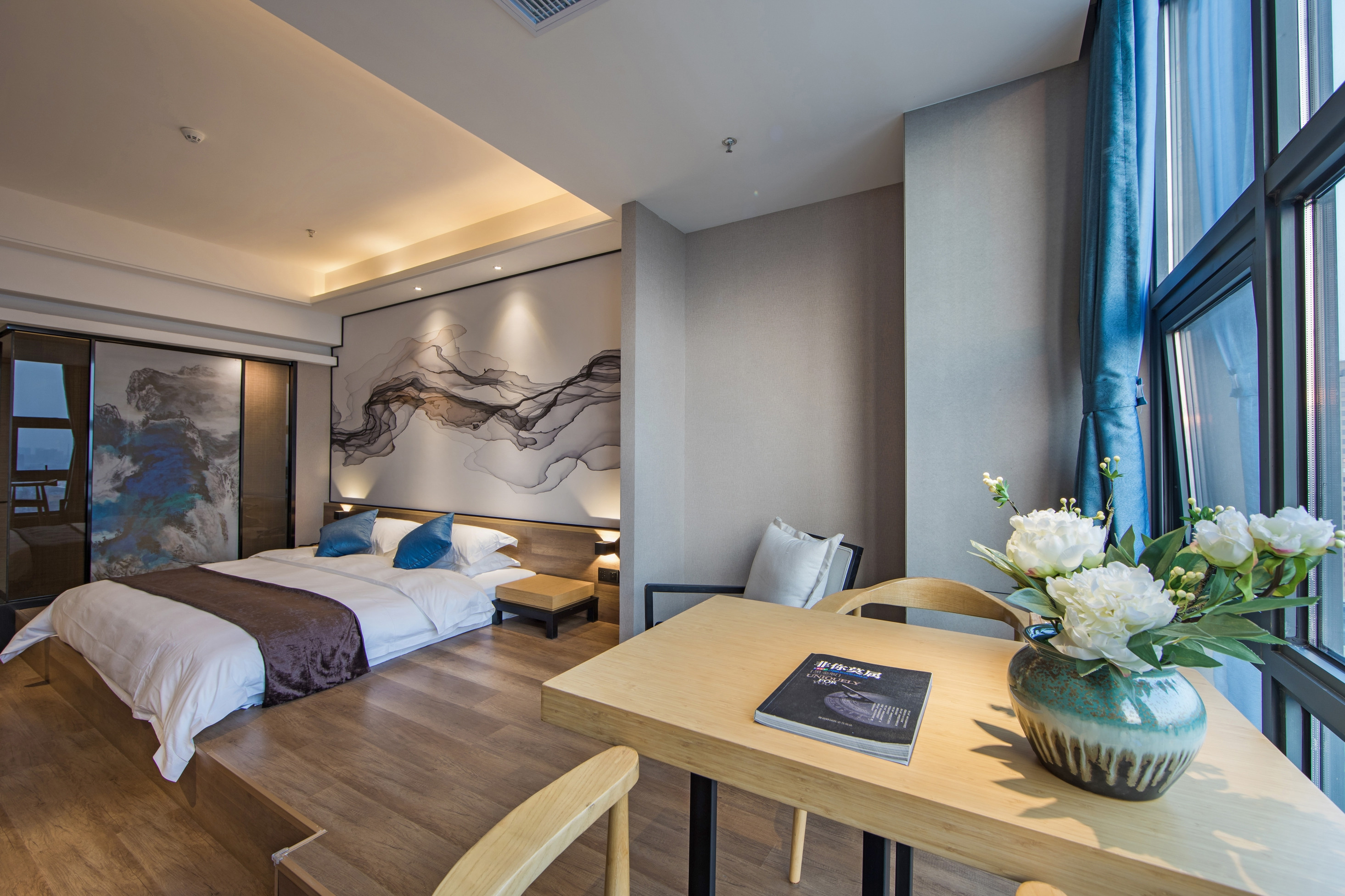 悦享榻榻米房（高空落地城景+情侣大床）