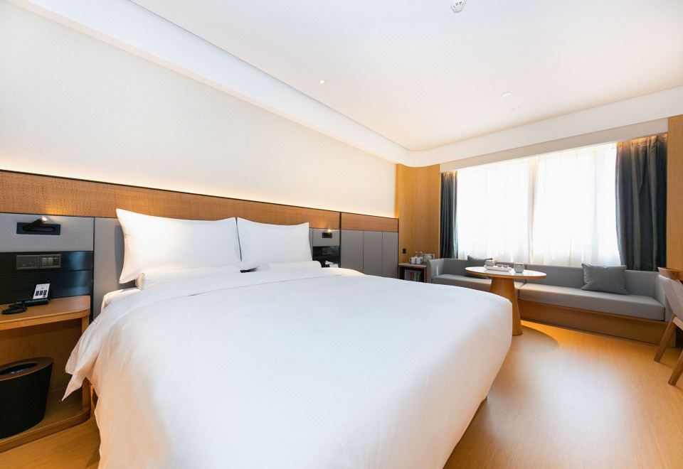 商務大床房（65寸投屏電視+小冰箱+金可兒床墊）