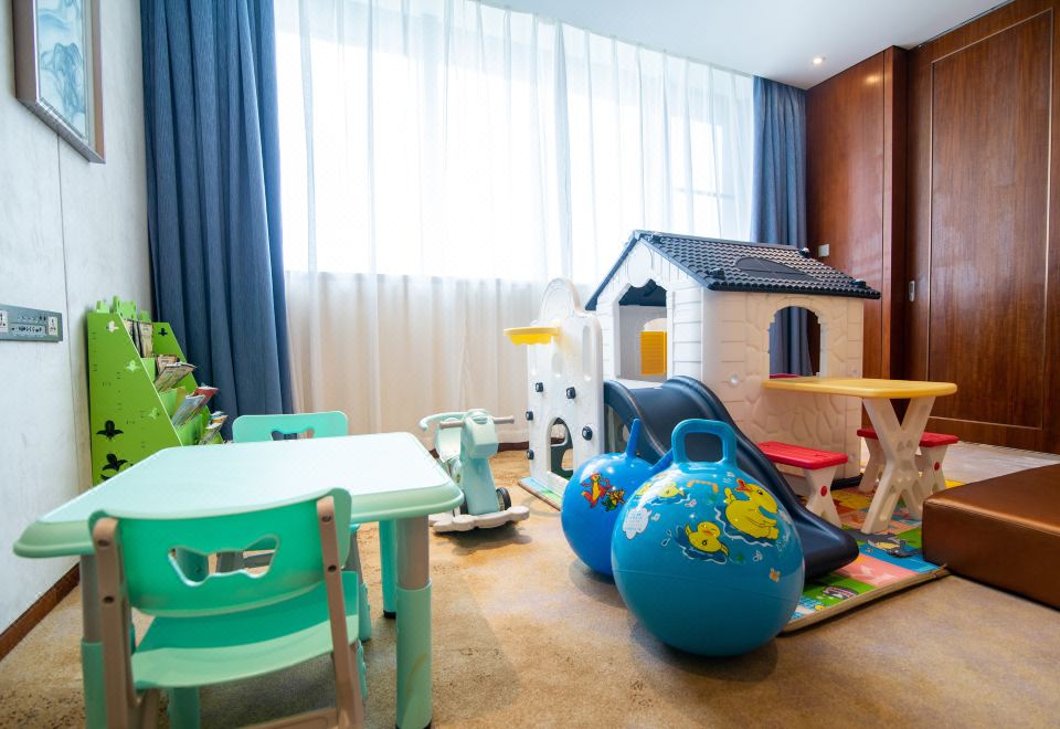 小童主題套房（超大溫馨空間，一室一廳帶大梳化床墊）