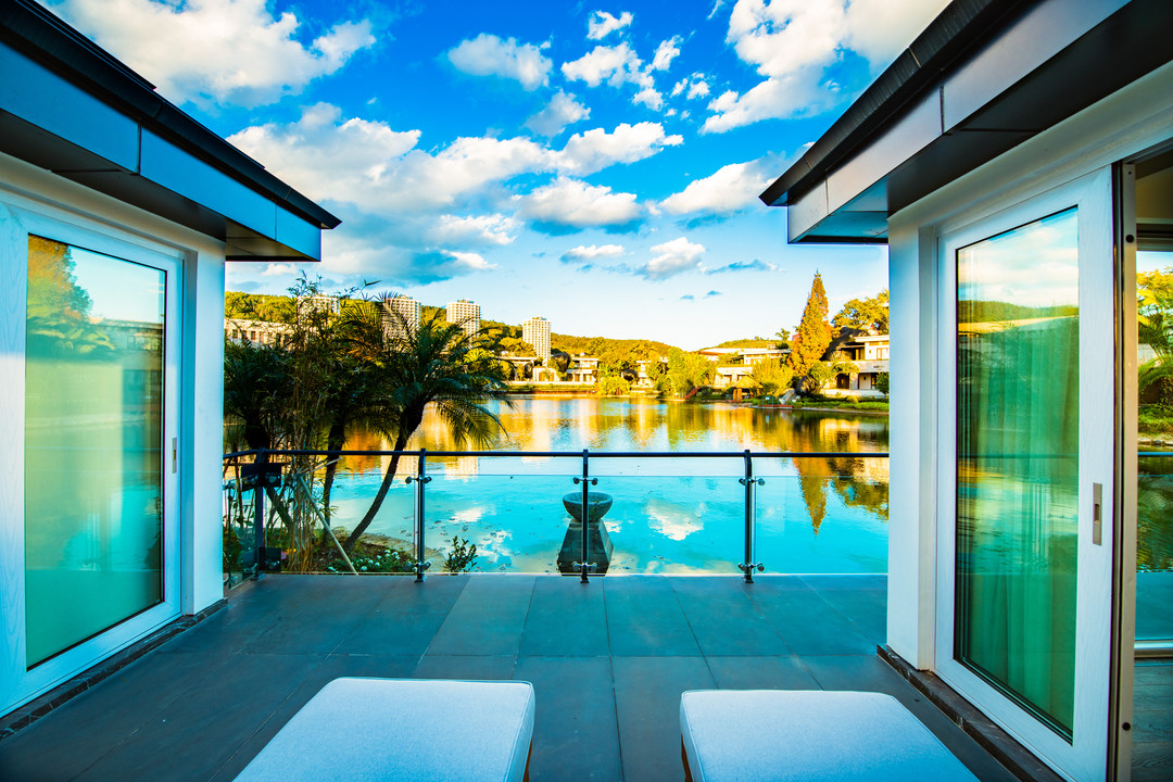 湖畔豪华套房（一室一厅+超大浴缸+观景露台）