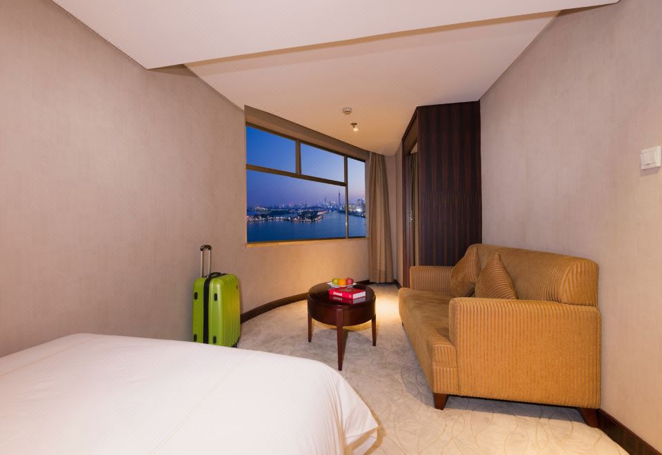 雅致湖景家庭套房