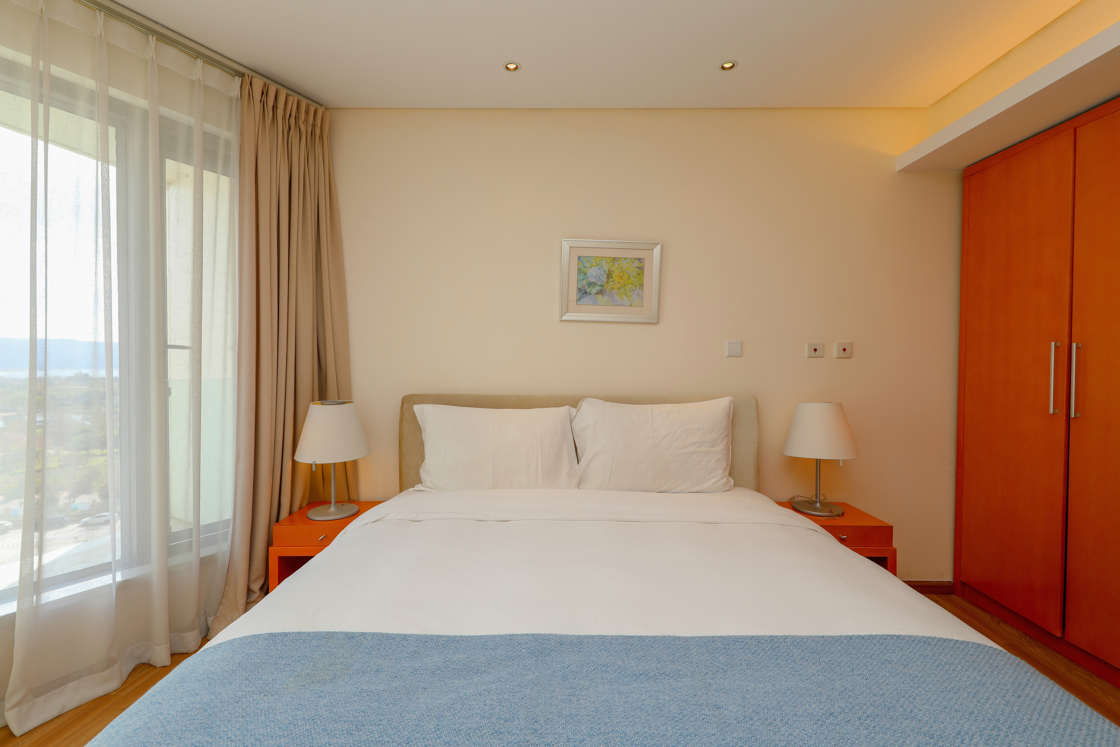 高級湖景大床房