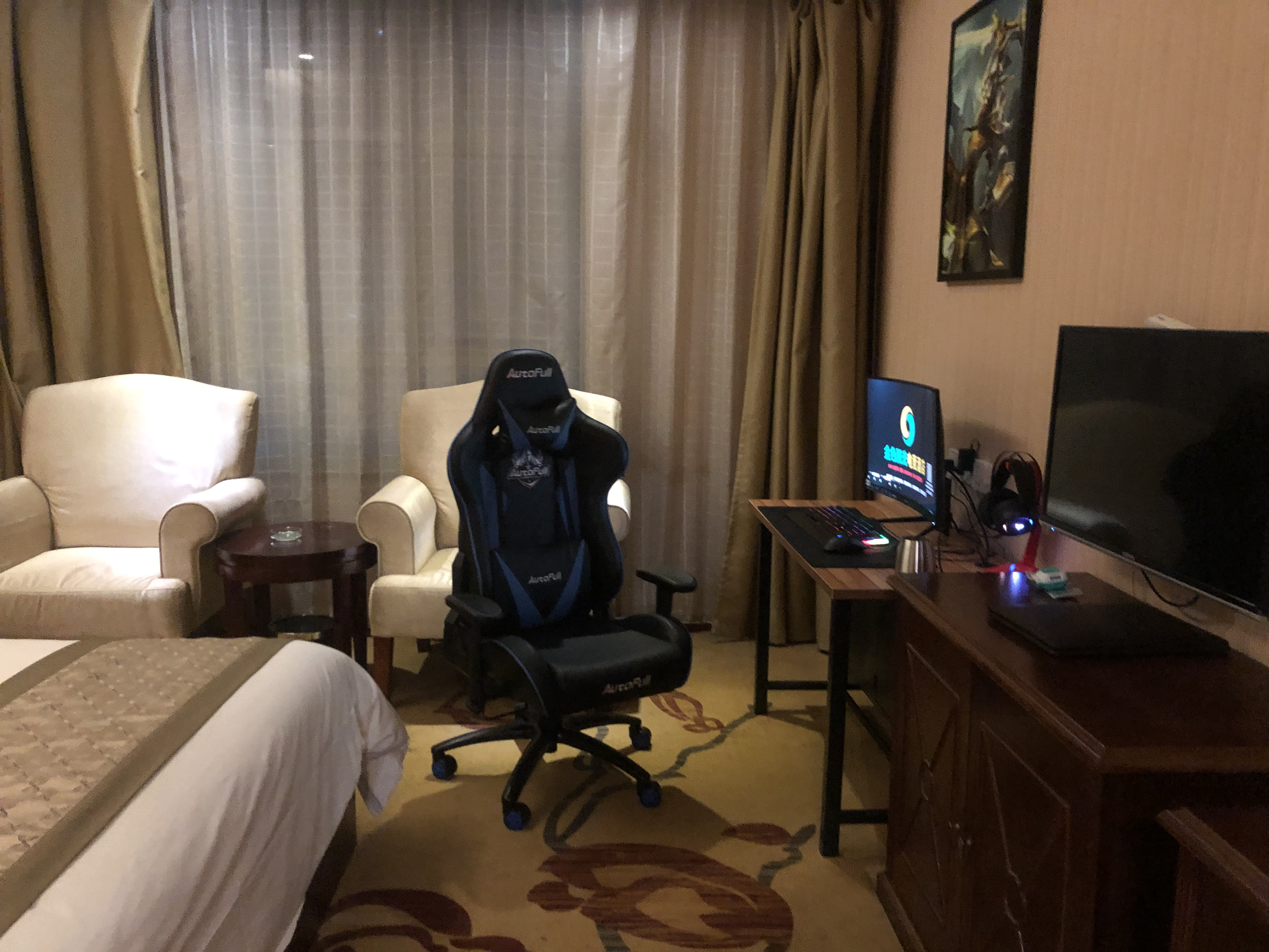 單人上分電競房（RTX2060S 8G 27寸曲面電競屏 機械鍵盤）