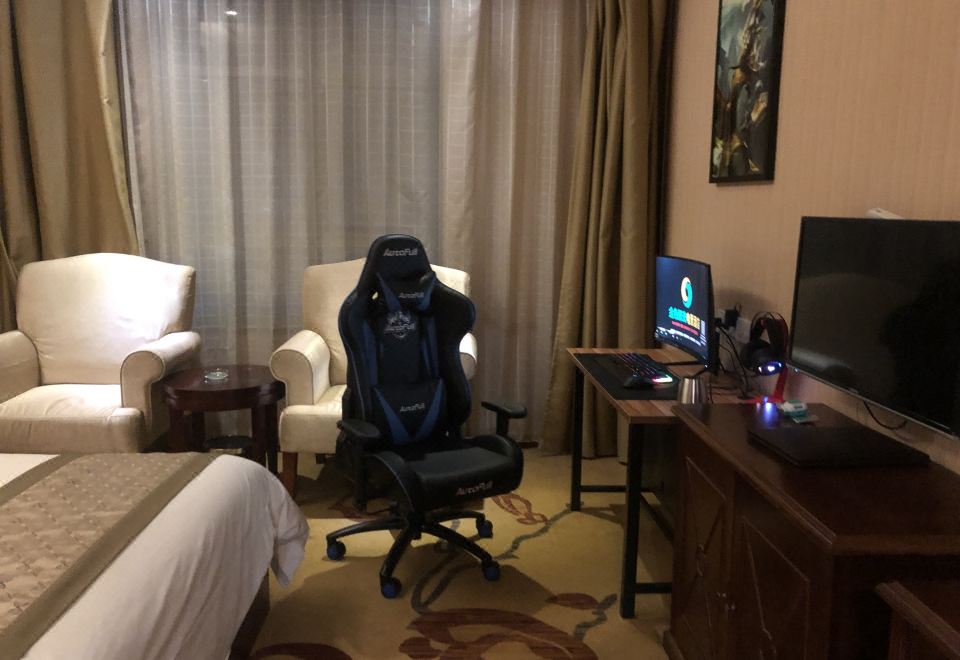 單人上分電競房（RTX2060S 8G 27寸曲面電競屏 機械鍵盤）