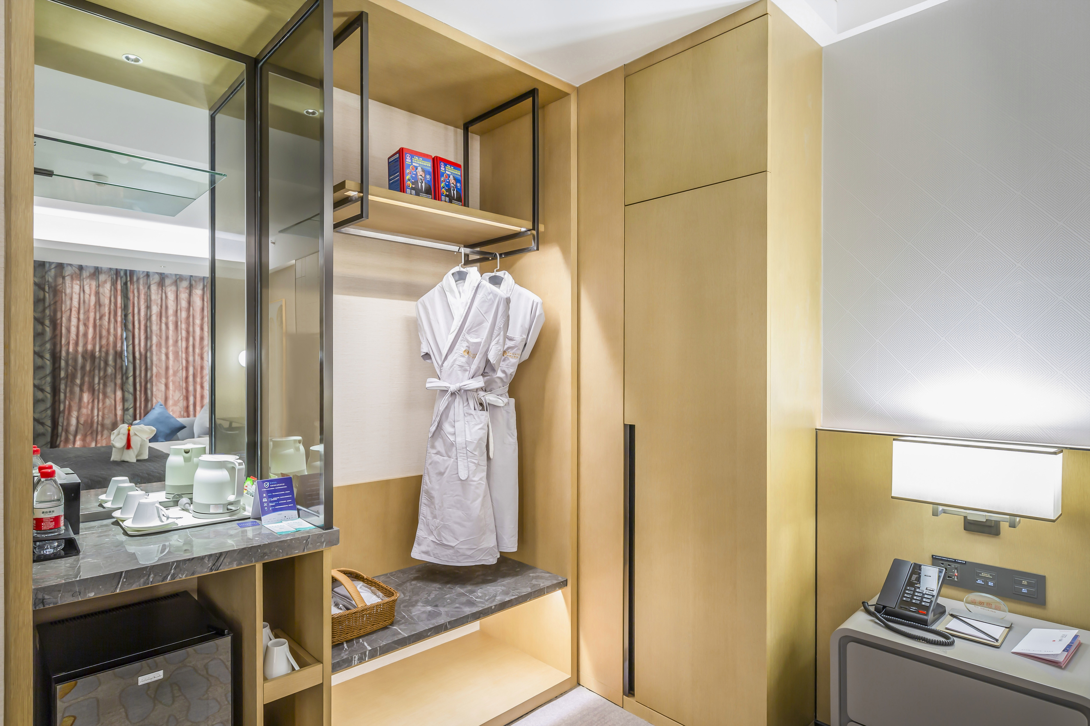 豪华大床房（水系花园景观+80支贡缎床品+金可儿床垫）