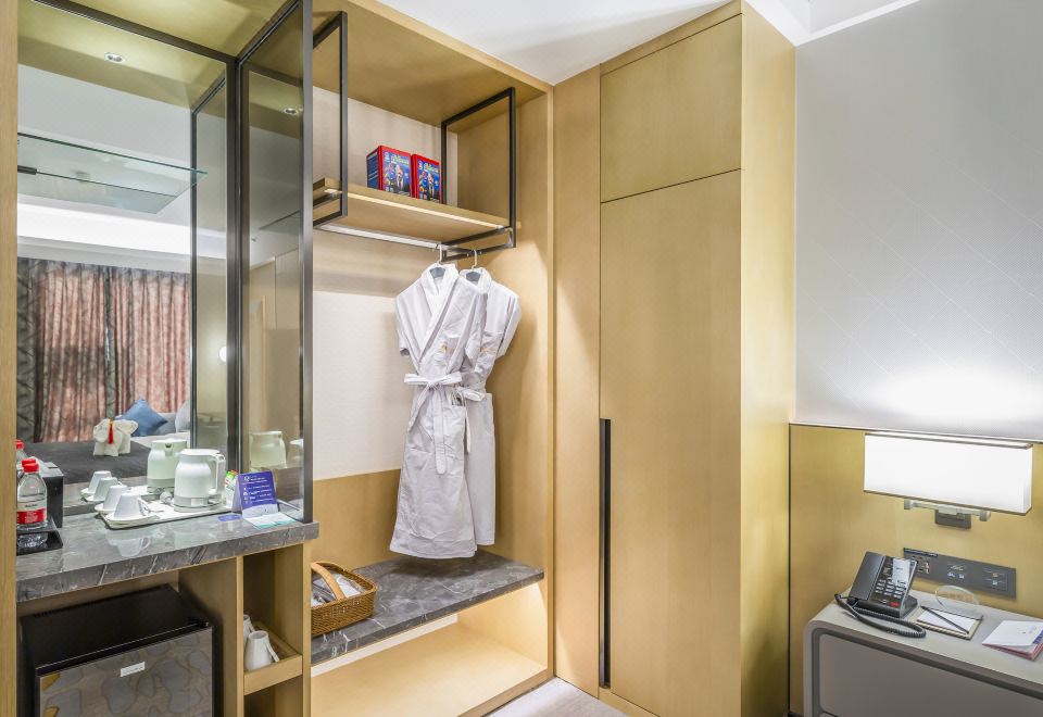 豪华大床房（水系花园景观+80支贡缎床品+金可儿床垫）