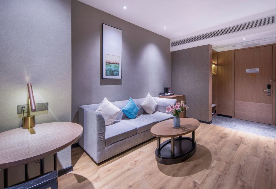 豪華大床房（安靜舒適+辦公桌椅+超大空間）