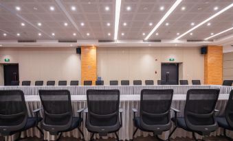 The hotel offers a spacious conference room equipped with long tables and chairs, suitable for hosting events and meetings at Metropolo Jinjiang Hotels (Hangzhou East Railway Station)
