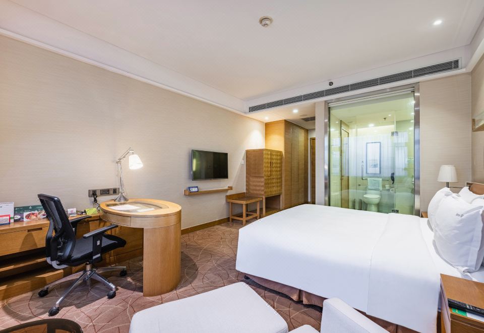 假日高級大床房