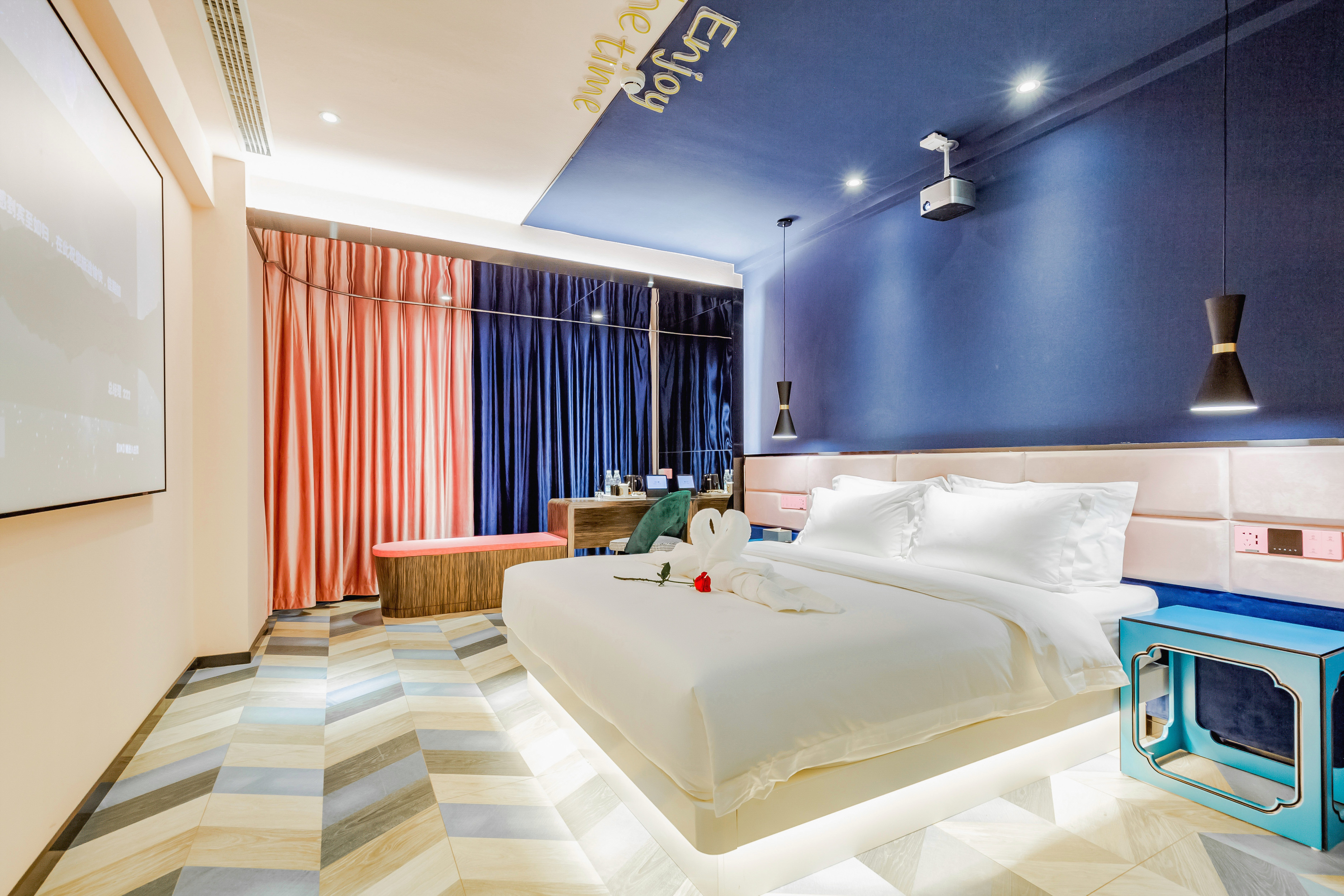 柔光投影主題大床房（120寸幕布+無線投屏+立體聲）