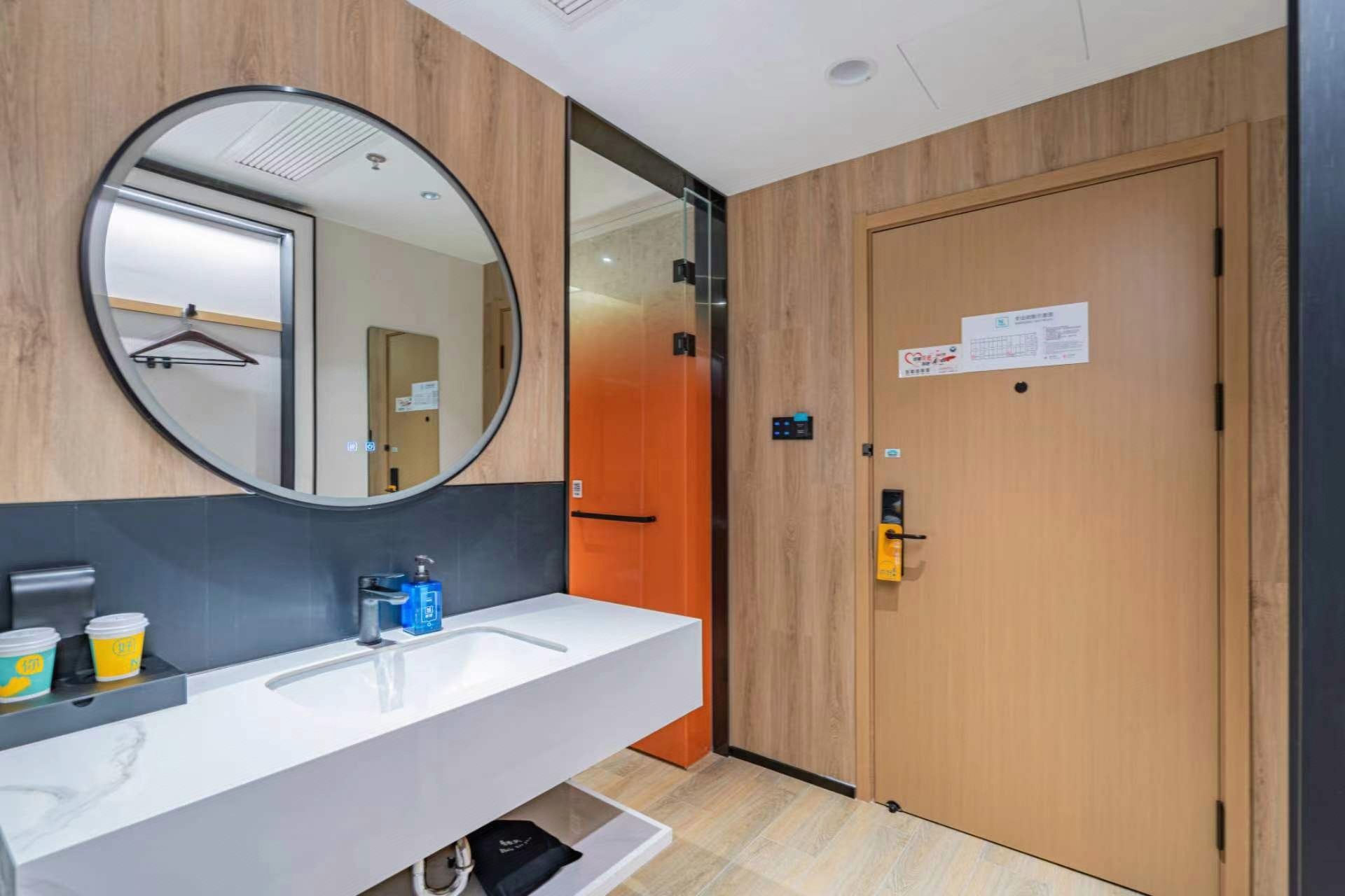 Ni Hao Hotel (Taizhou Yuhuan Shamen)King-size bed room