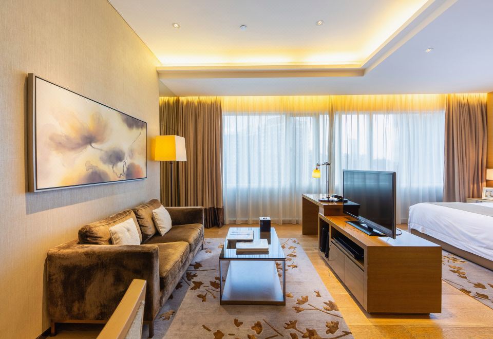 Studio Executive King