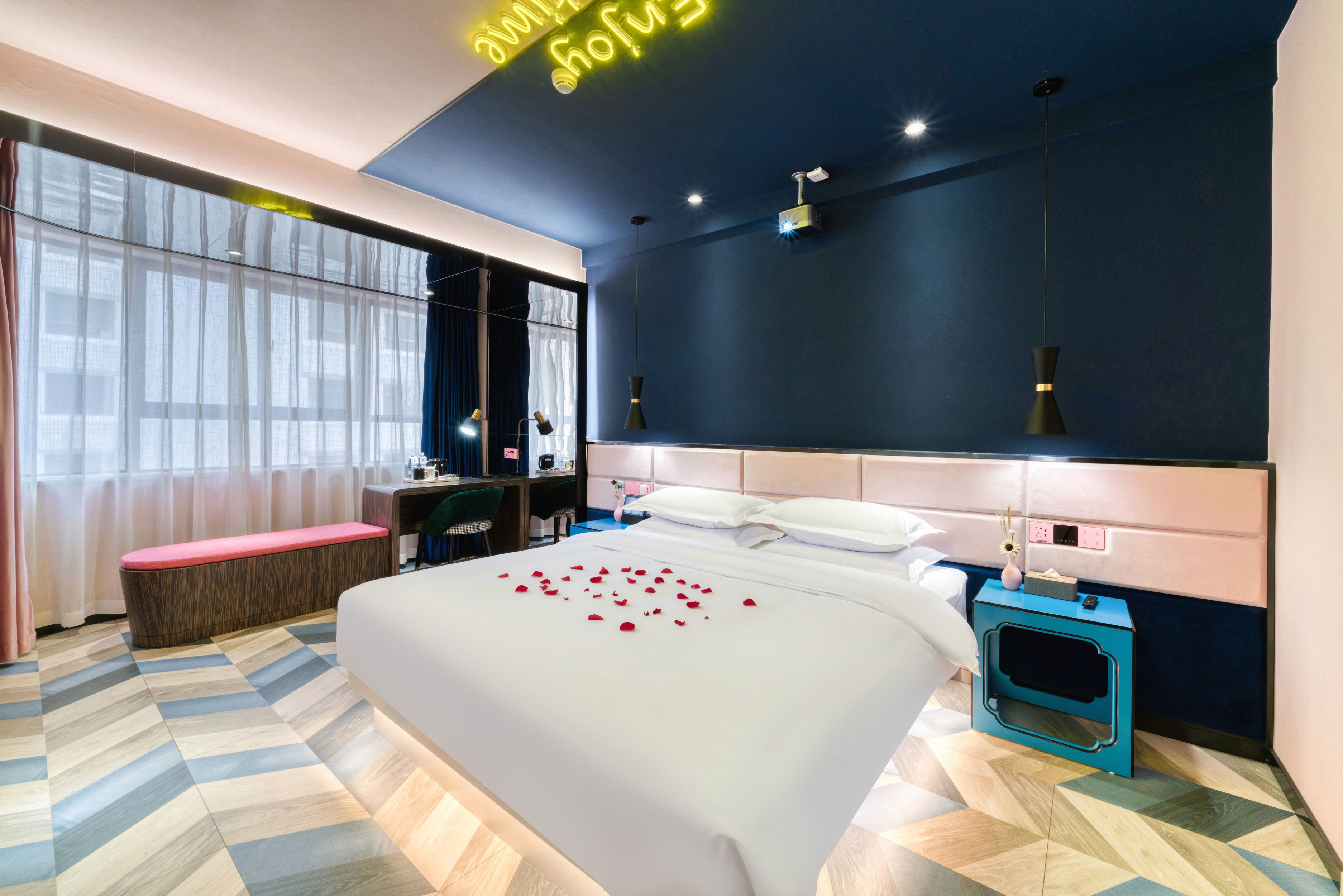 柔光投影主題大床房（120寸幕布+無線投屏+立體聲）