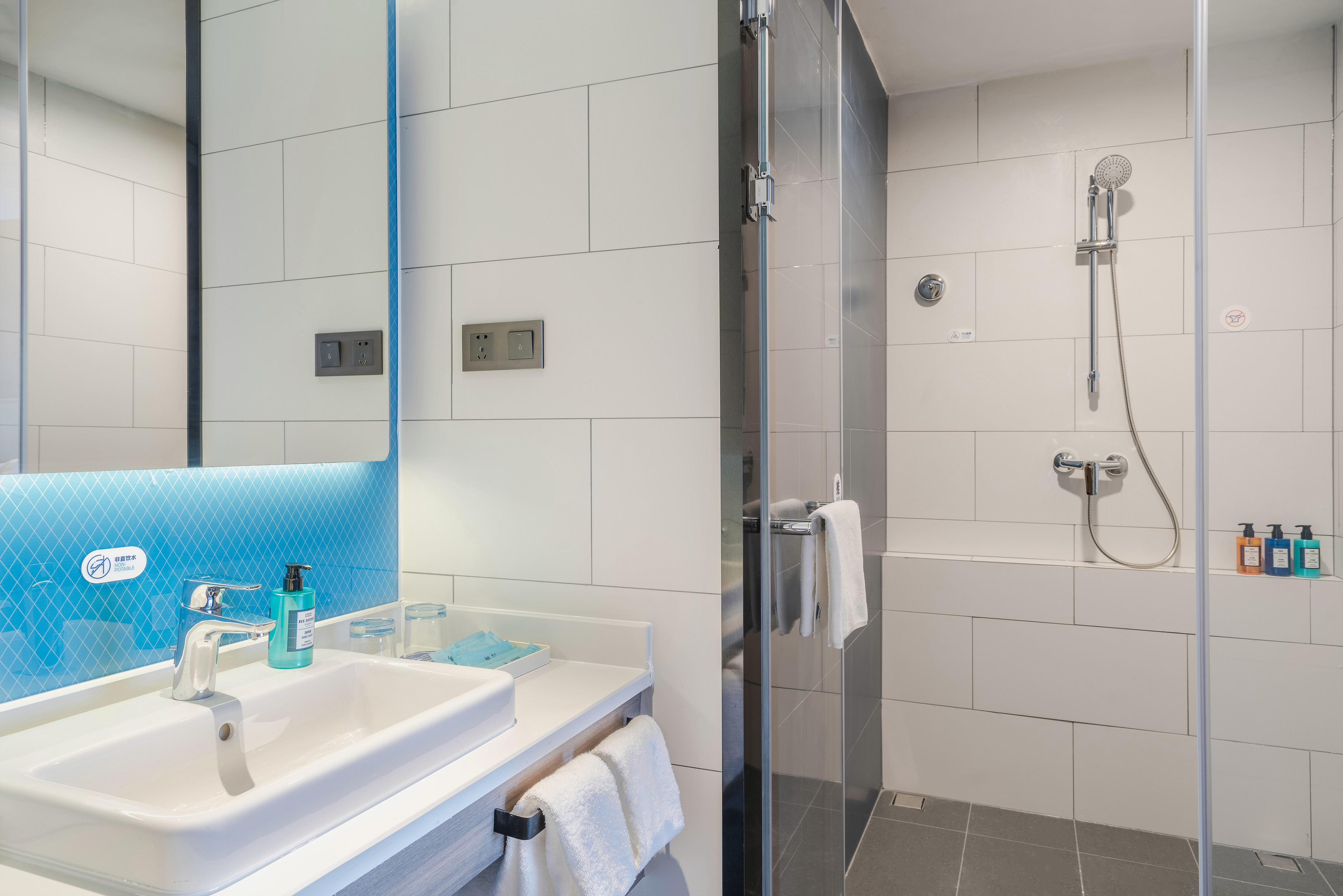 智选景观双床房（舒达床垫+办公桌椅+全身镜）