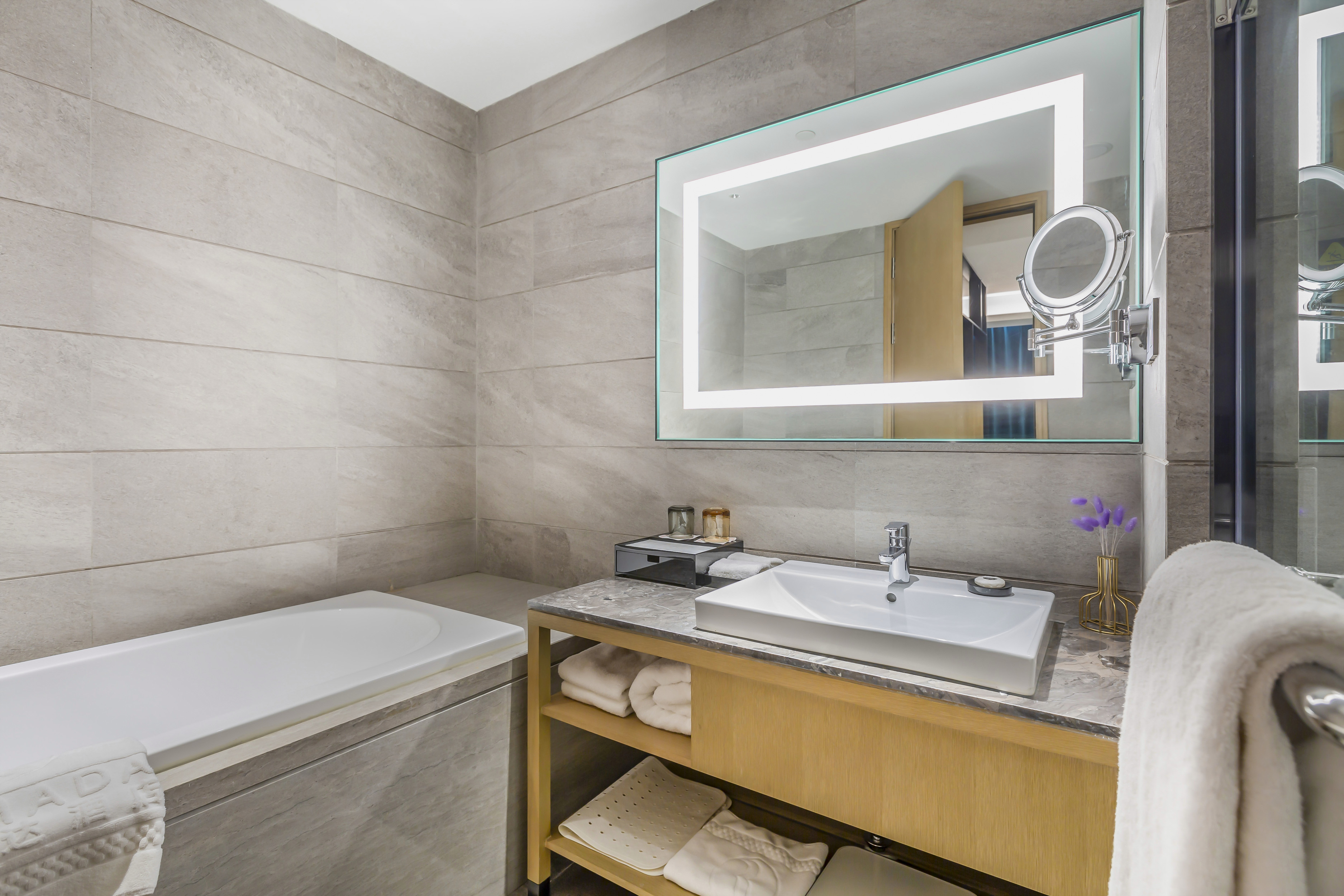 行政双床房（水系花园景观+80支贡缎床品+金可儿床垫）