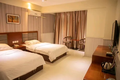 Weihui Yiju Hotel (Bus Station)