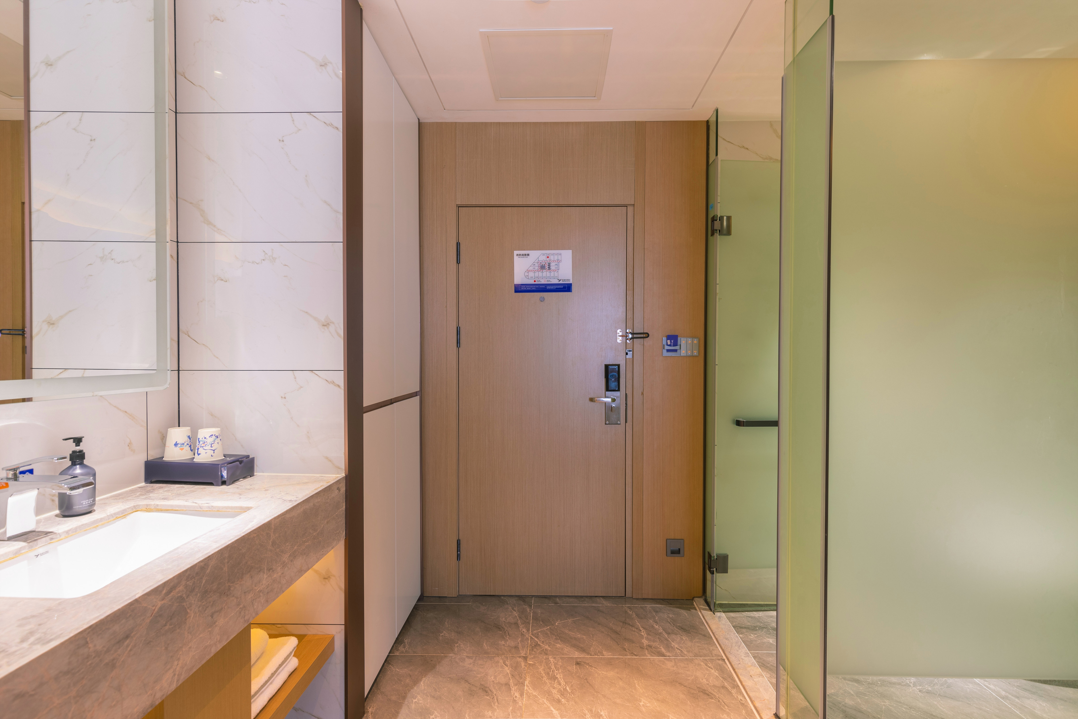 豪华双床房（电视投屏+办公桌椅+婚房布置）