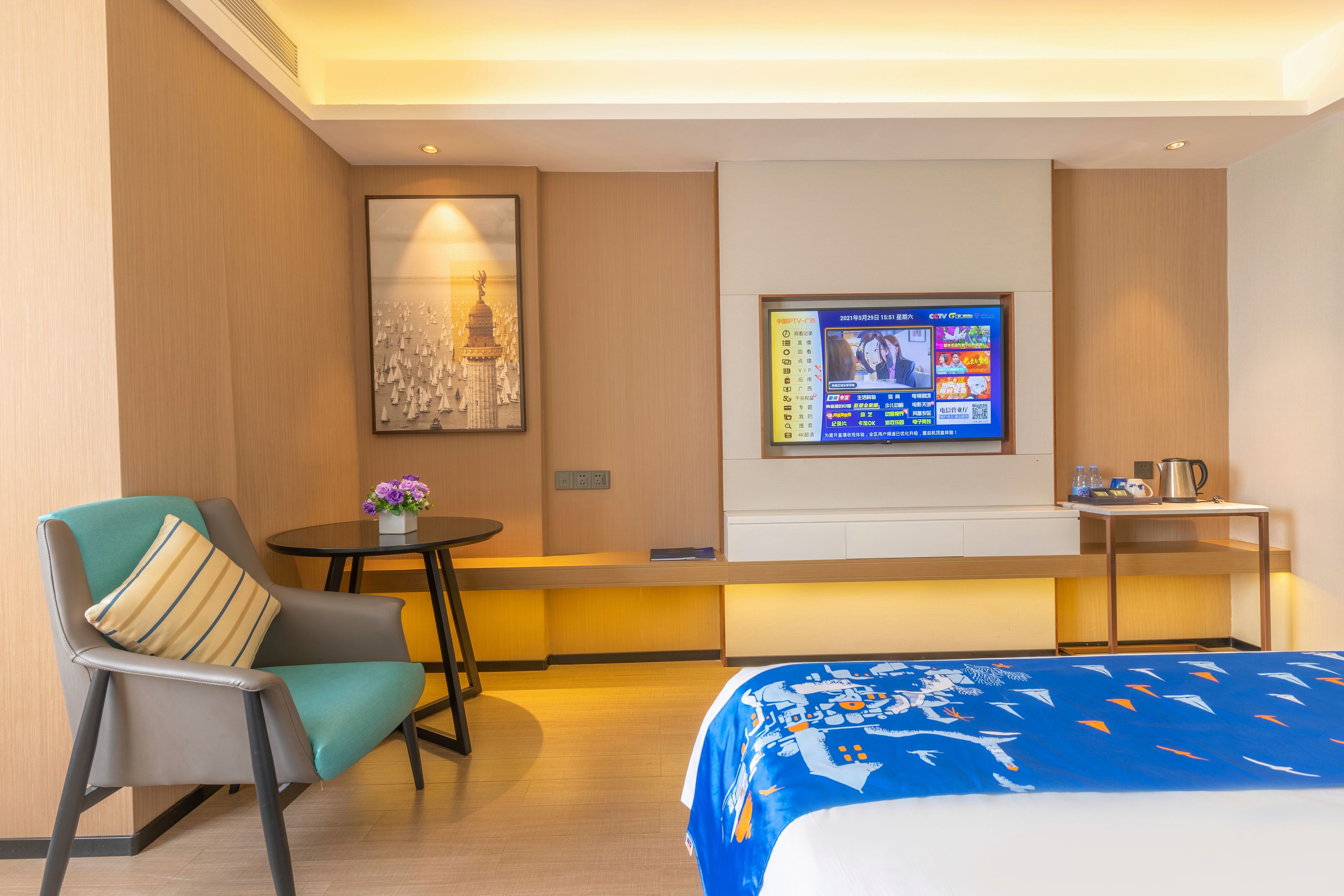 高级大床房（电视投屏+办公桌椅+婚房布置）