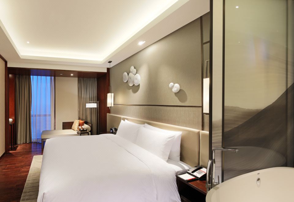 單臥套房超大床【獨立起居室+雙衞+戴森吹風機】