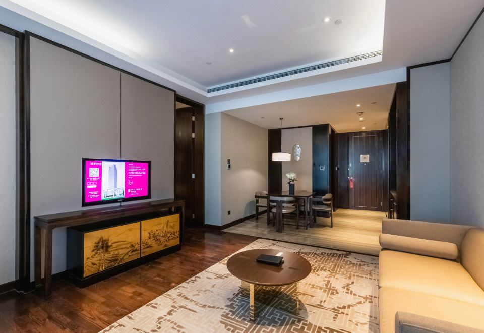 單臥套房超大床【獨立起居室+雙衞+戴森吹風機】