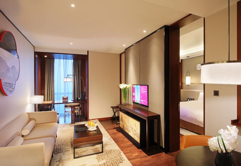 單臥套房超大床【獨立起居室+雙衞+戴森吹風機】