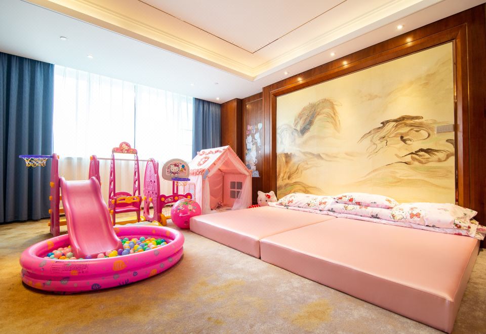 小童主題套房（超大溫馨空間，一室一廳帶大梳化床墊）