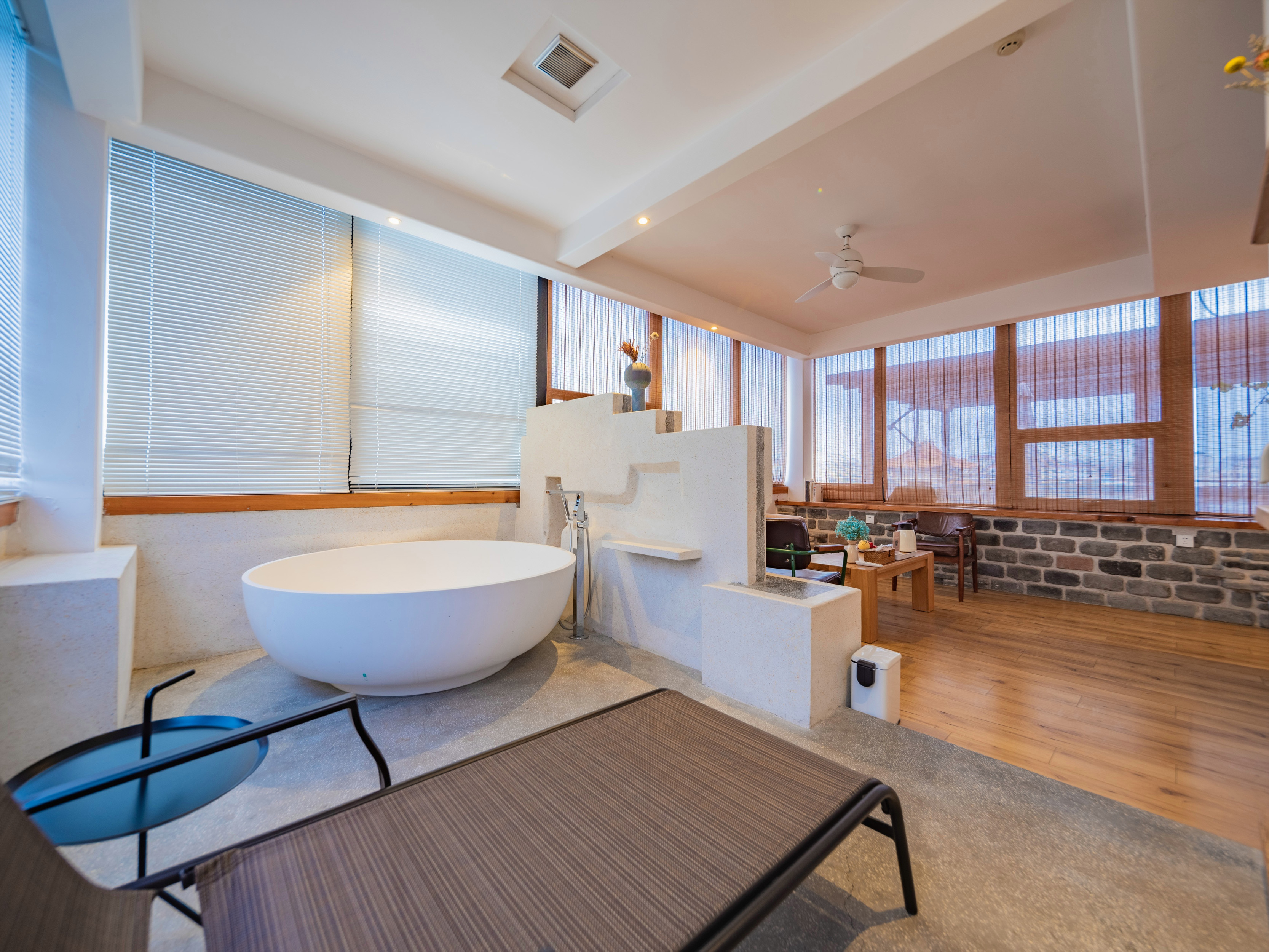 左右庭院?City浴缸大床套房「泡浴+vip电影+mini冰箱」