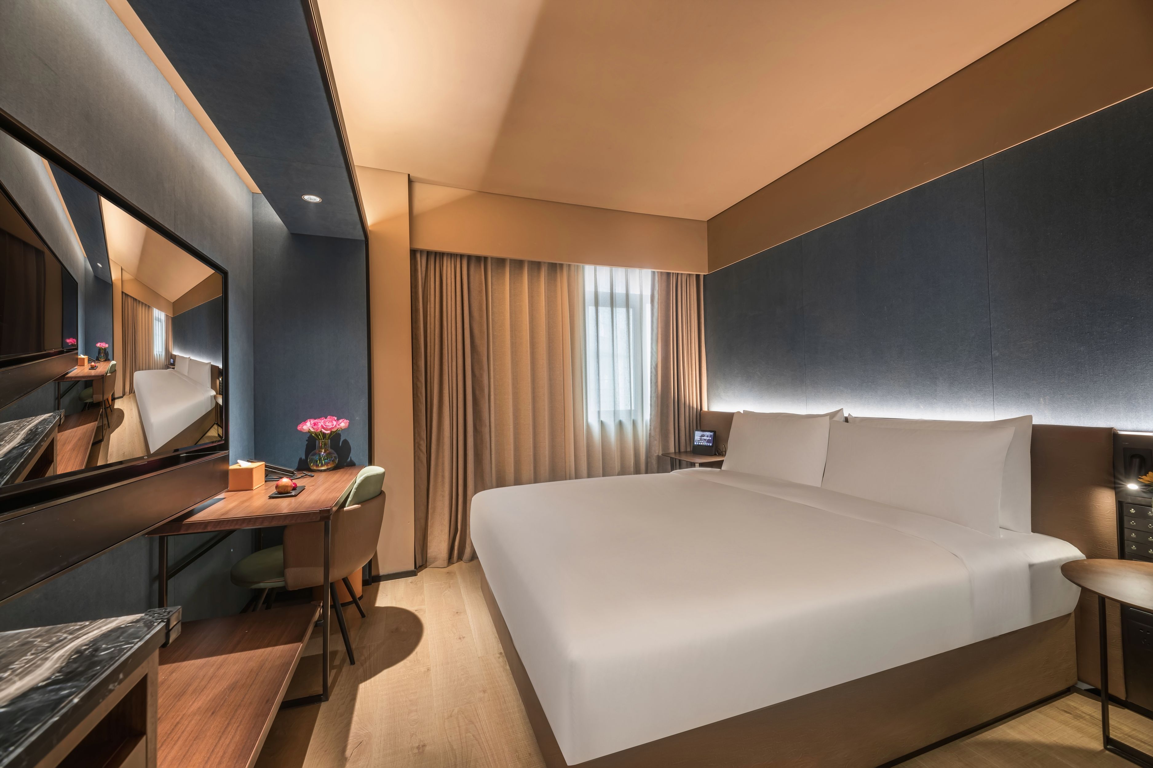 高级大床房（智能客控+KINGKOIL床垫+迷你冰箱）