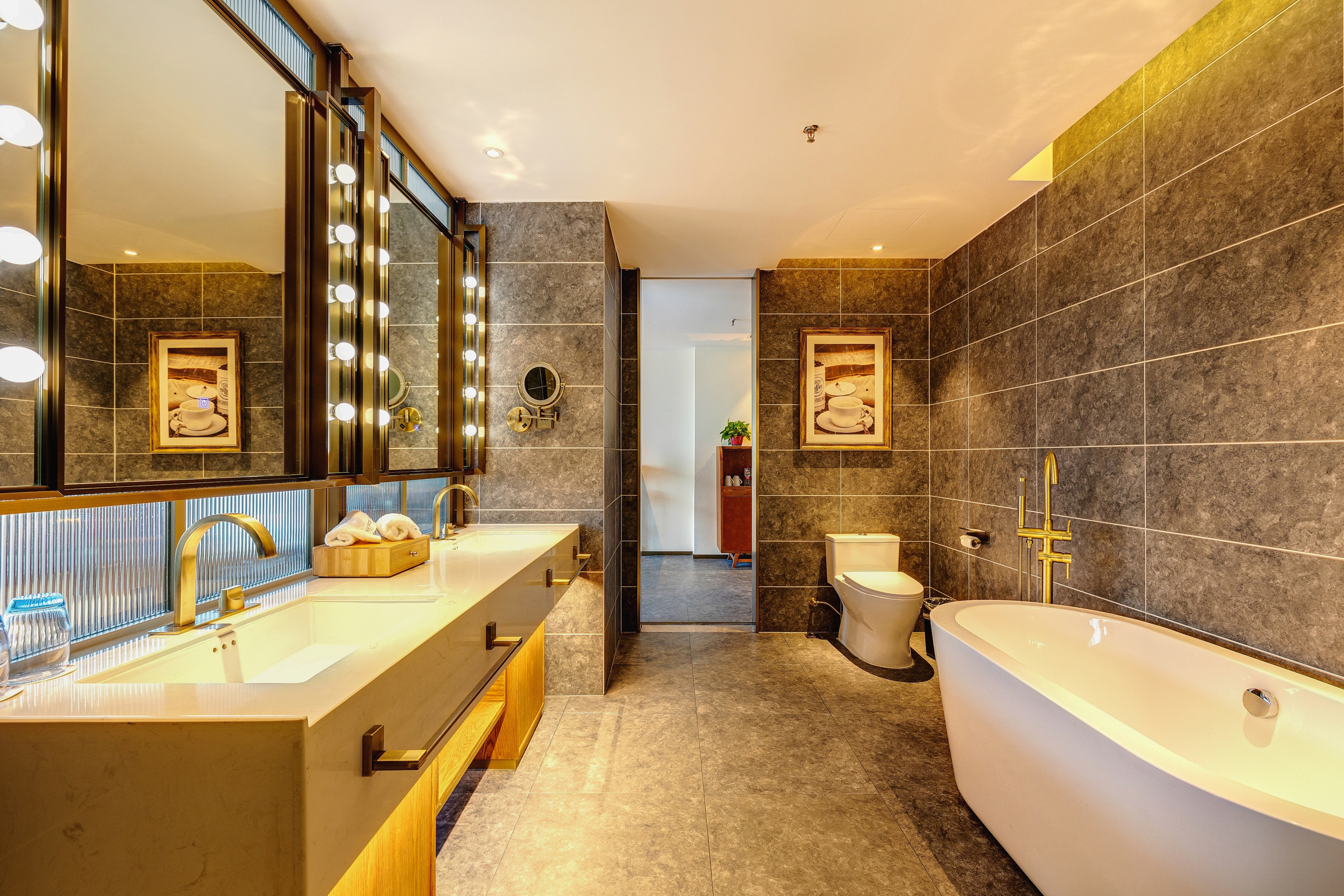 至尊浪漫红酒大床房