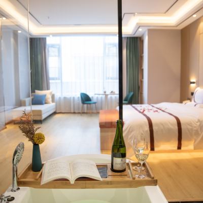 拾玉·高級浴缸大床房（奢享大空間+TOTO設計師深泡大浴缸+高級零壓舒睡床墊+TOTO智能馬桶） 拾然酒店（麗江古城南門木府店）優惠