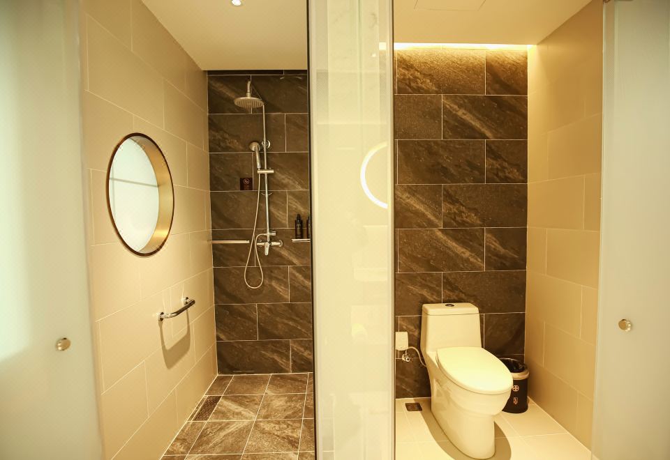 精致大床房（加热毛巾杆+小冰箱+智能镜）