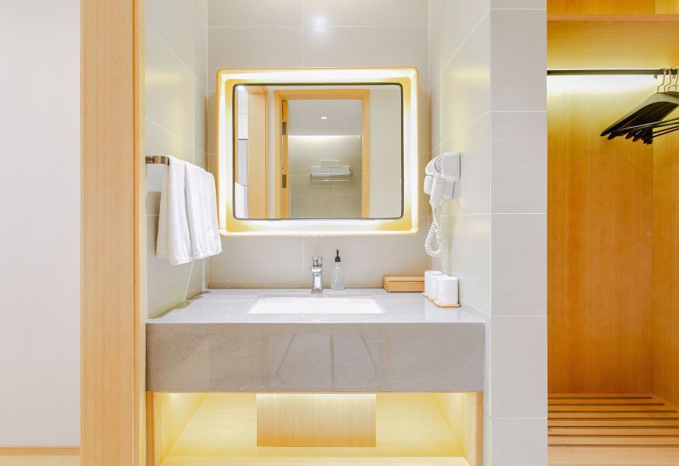 JI Hotel (Chengdu Taikoo Li Binjiang Road) Cozy Family Room